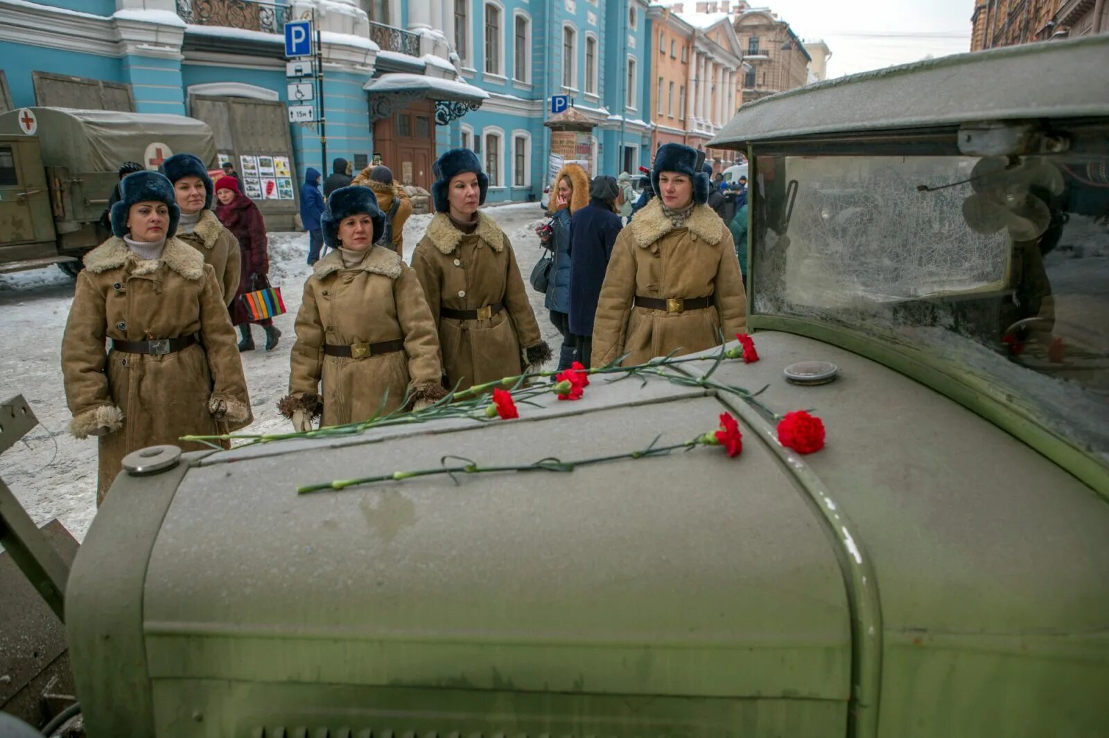 Манежная площадь снятие блокады. Выставка на манежной площади к блокаде. Арт объекты на манежной площади в честь прорыва блокады ленинграда. Рождественская ярмарка в спб 2022 на манежной площади. Манежная площадь инсталляция.