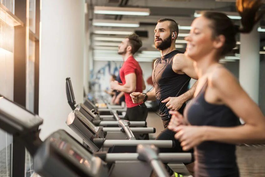 He went to the gym. Человек в спортивном зале. Фитнес. Занятия в спортзале. Люди в тренажерном зале.