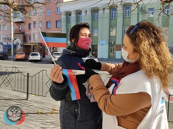Активисты общественного движения. Девушка с флагом ДНР.