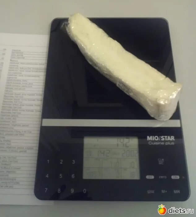 Кусок сыра сколько грамм. Вес 1 ломтика сыра. СТО грамм сыра. Ломтик сыра весит. Сыр вес кусочка.