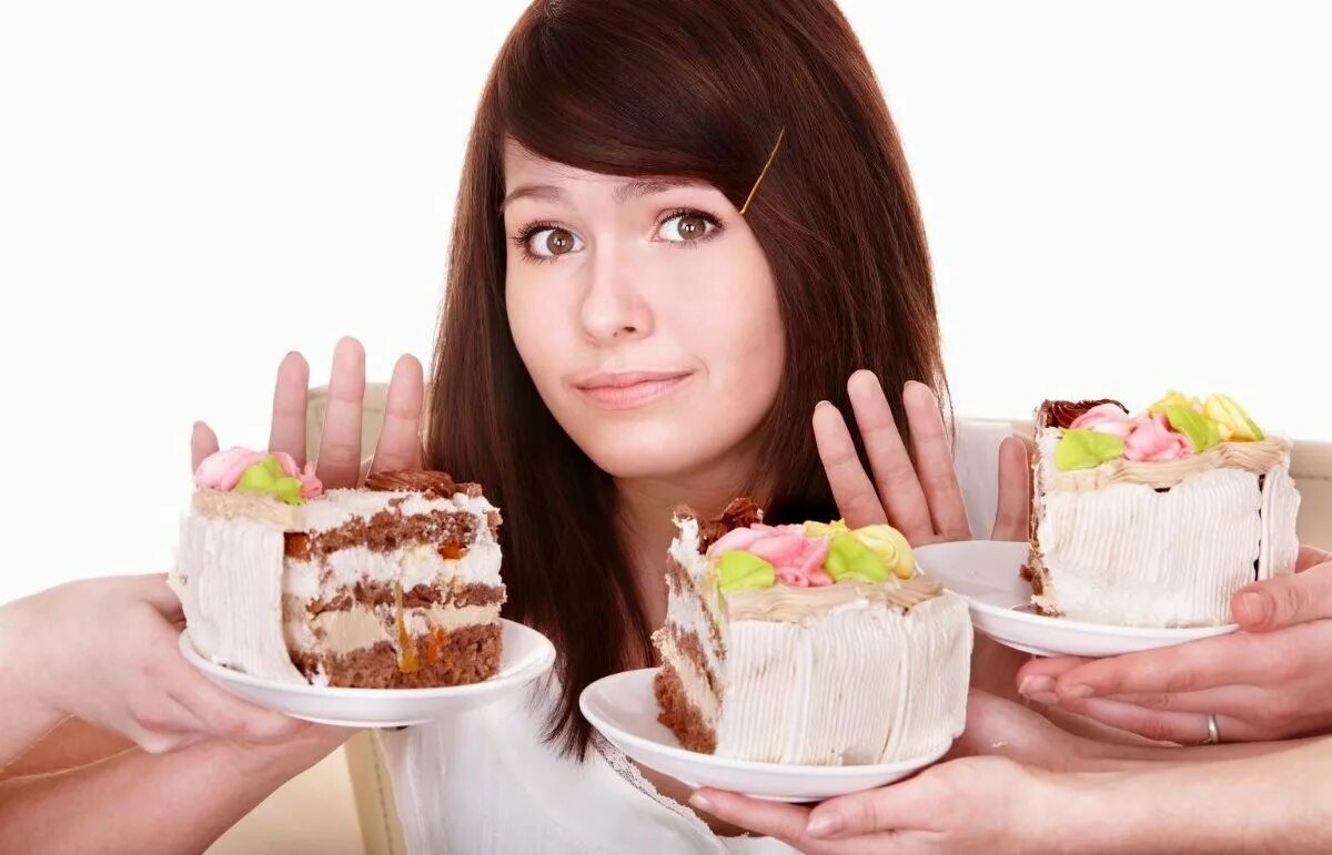 Почему человек ест сладкое. Девушка и сладкое. Торт для женщины. Люди едят сладости. Мучные сладости.