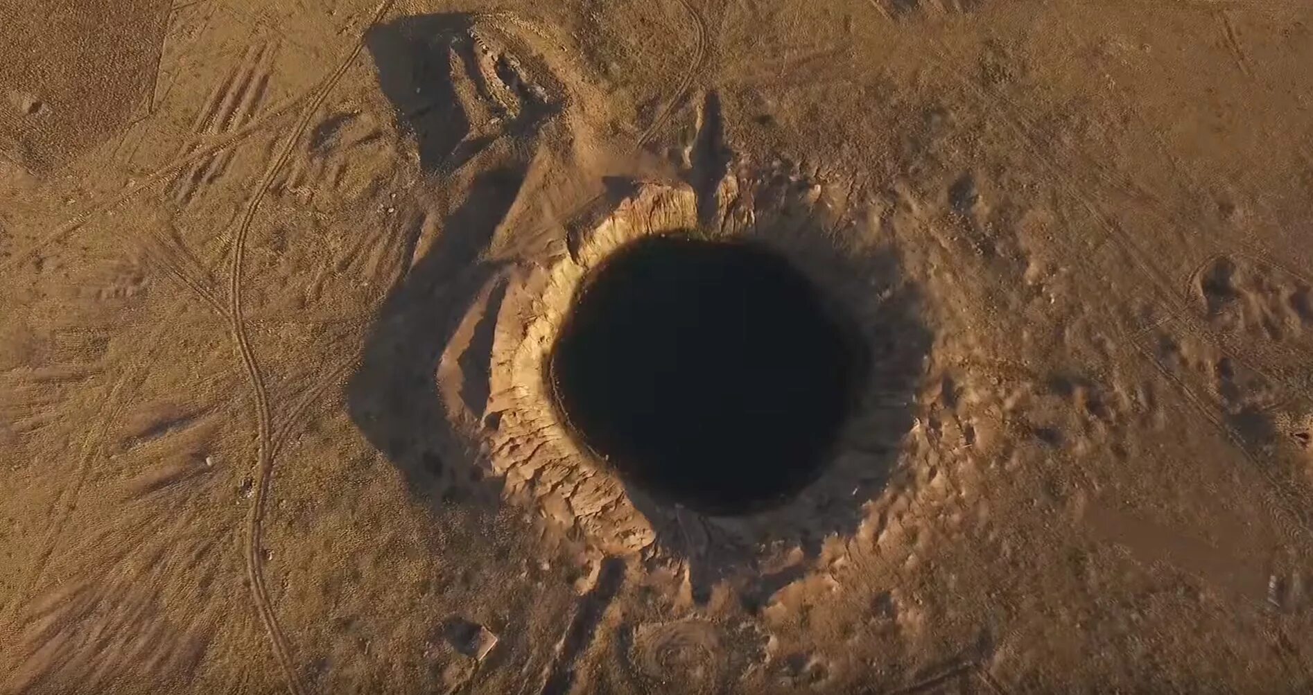 Земля после взрывов. Семипалатинский полигон кратеры. Семипалатинский ядерный полигон воронки. Семипалатинский полигон взрыв. Воронки на Семипалатинском полигоне.