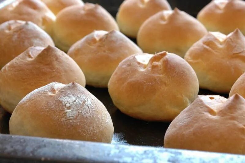 Sweet buns. Булочки на противне. Молочные булочки. Булочки на молоке. Булочки на противне в духовке.