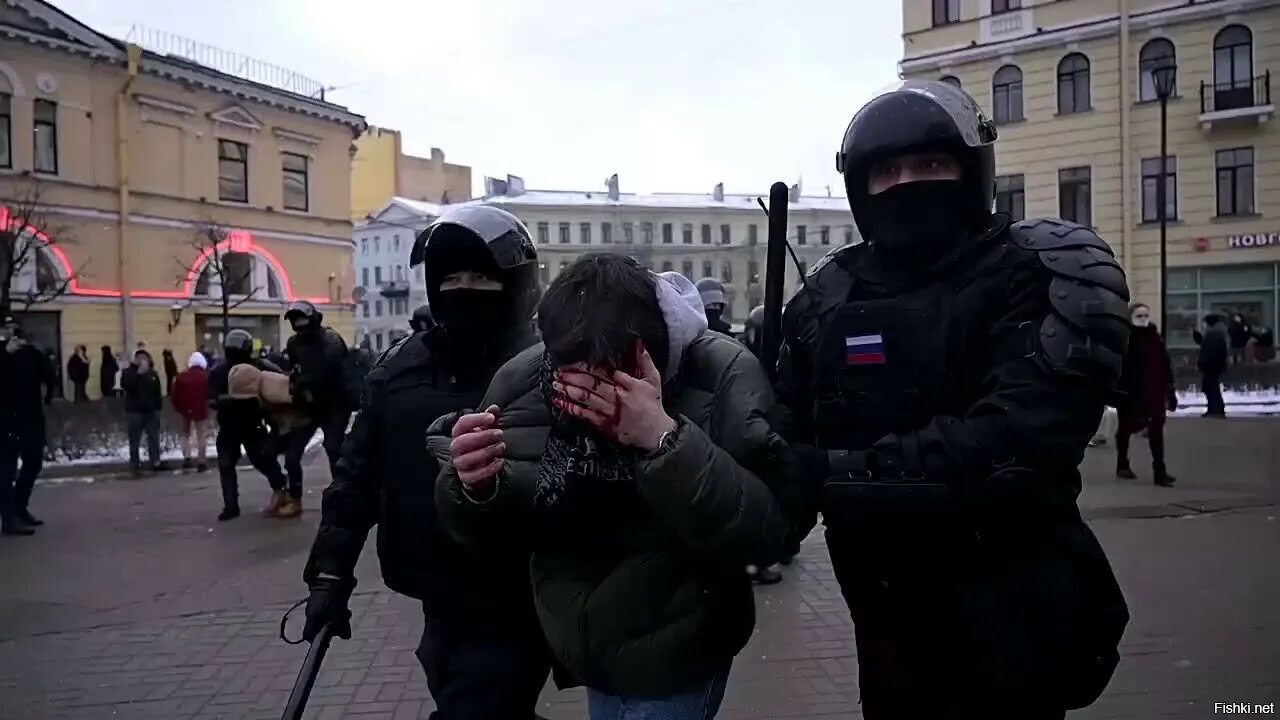 Полиция избивает человека