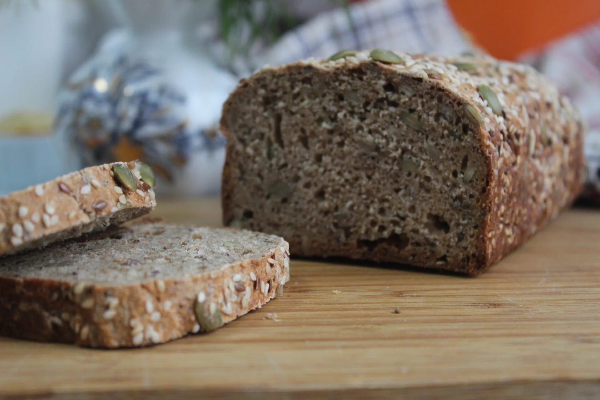 Цельнозерновой хлеб. Хлеб с семечками. Цельнозерновой хлеб с творогом. Как выглядит цельнозерновой хлеб. Цельнозерновой бездрожжевой хлеб рецепт