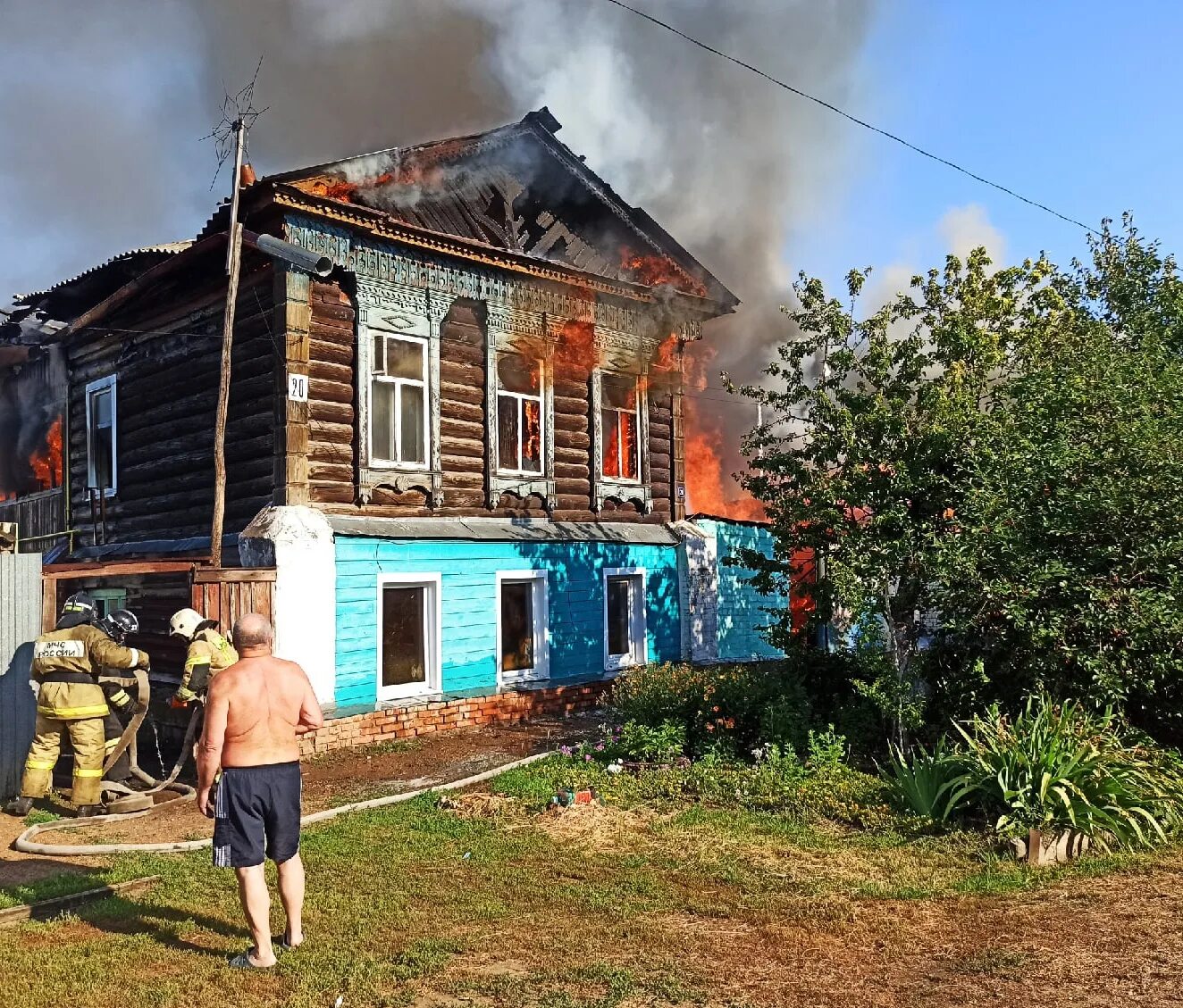 Бузулук происшествия сегодня. Пожар в Бузулуке. Горящий дом. Российская глубинка. Пожар в Бузулуке сейчас.