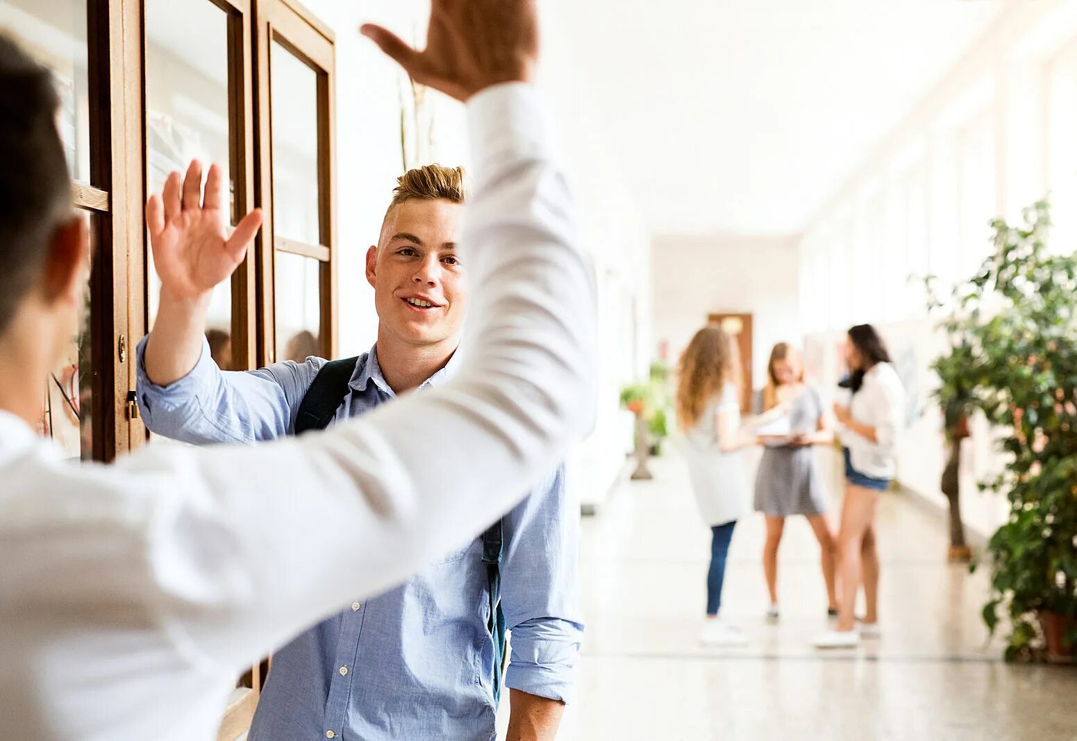 дай пять школьники. мальчика и девочки жестов. два подростка здороваются. дай пять школьники. школьники и учитель.