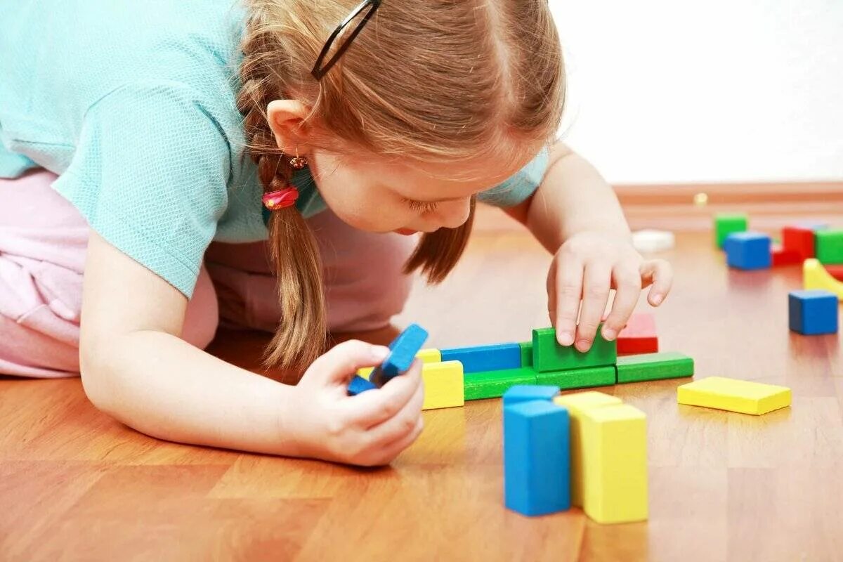 Одним из деятельности является игра. Развивающие игры для детей. Дети раннего дошкольного возраста. Логическое мышление у детей. Игрушки дошкольного возраста.