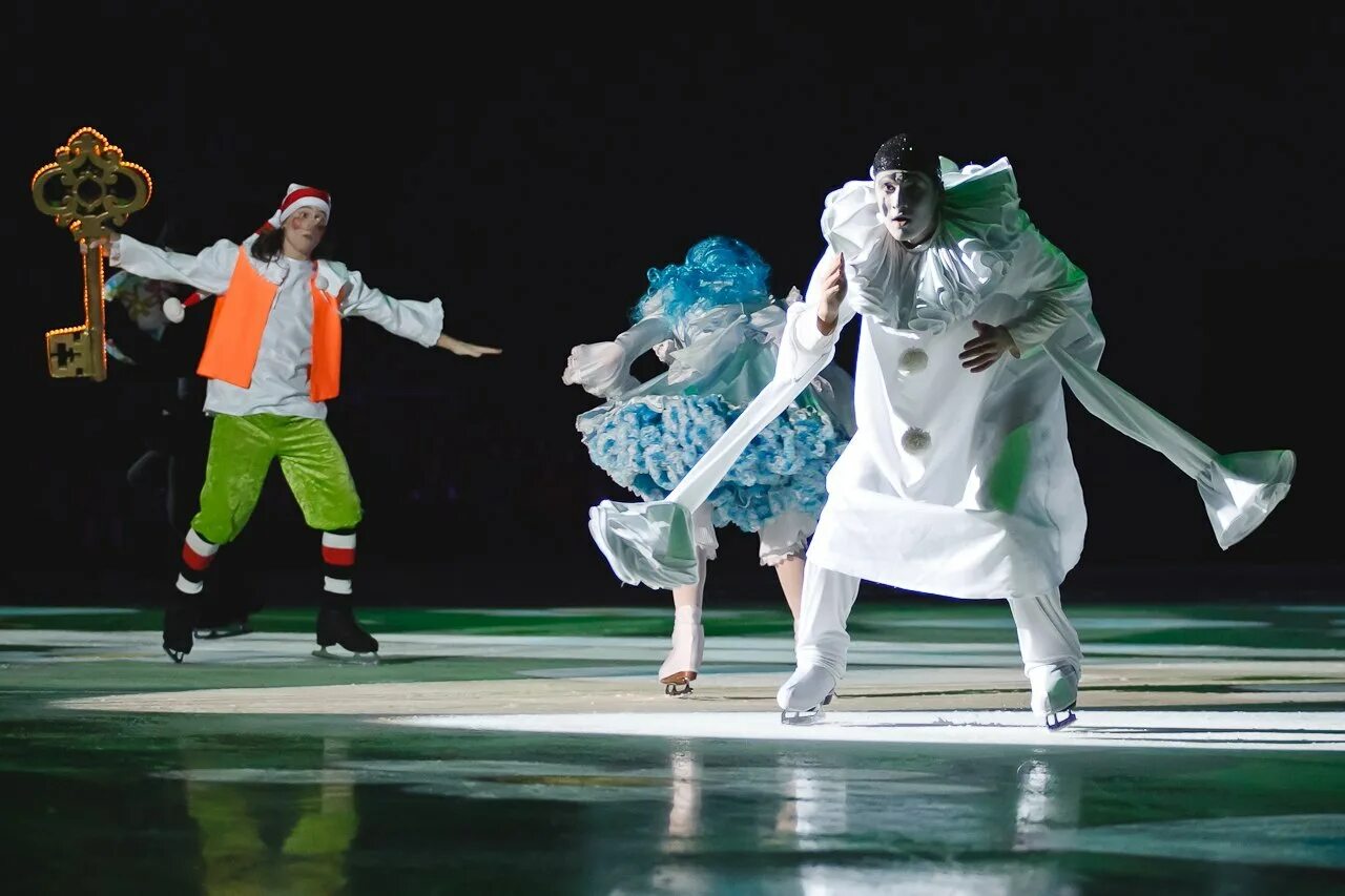 Театр на льду ледяная фабрика. Ледовый театр елены бережной. Ледяной театр. Ледяной театр. Ледовая фабрика жанны воробьевой.