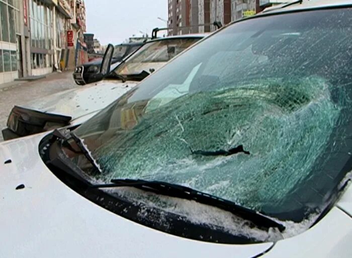 Заканчиваться разбить. Разбитое лобовое стекло. Разбитое автомобильное стекло. Машина с разбитым стеклом. Очиститель лобового стекла от наледи.