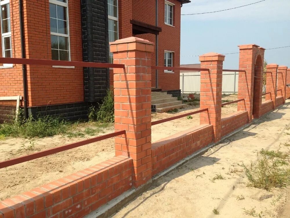 Кирпичный забор из кирпича. Забор из кирпича. забор с кирпичными столбами. кирпичные столбики для забора. столбы из кирпича для забора.