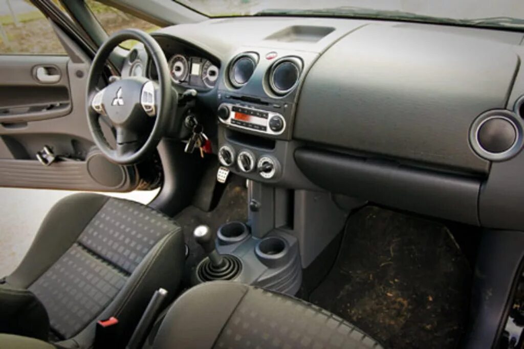 Mitsubishi Colt 2006 салон. Митсубиси Кольт 2007 салон. Colt Ralliart салон. Mitsubishi Colt 2004 салон.