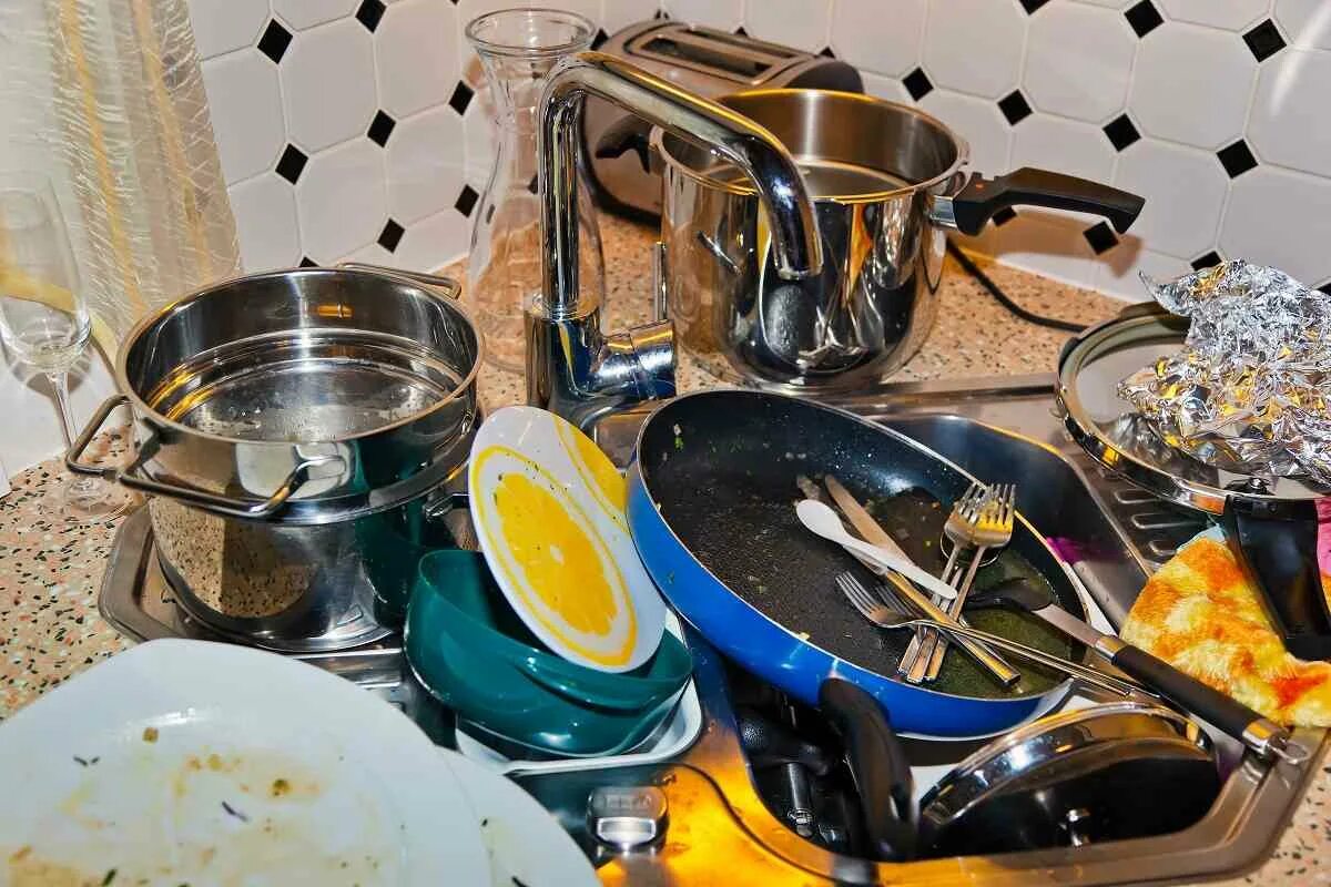 Почему нельзя оставлять посуду грязную на ночь. Грязная посуда. Гора посуды. Грязная посуда в раковине. Грязная посуда на кухне.