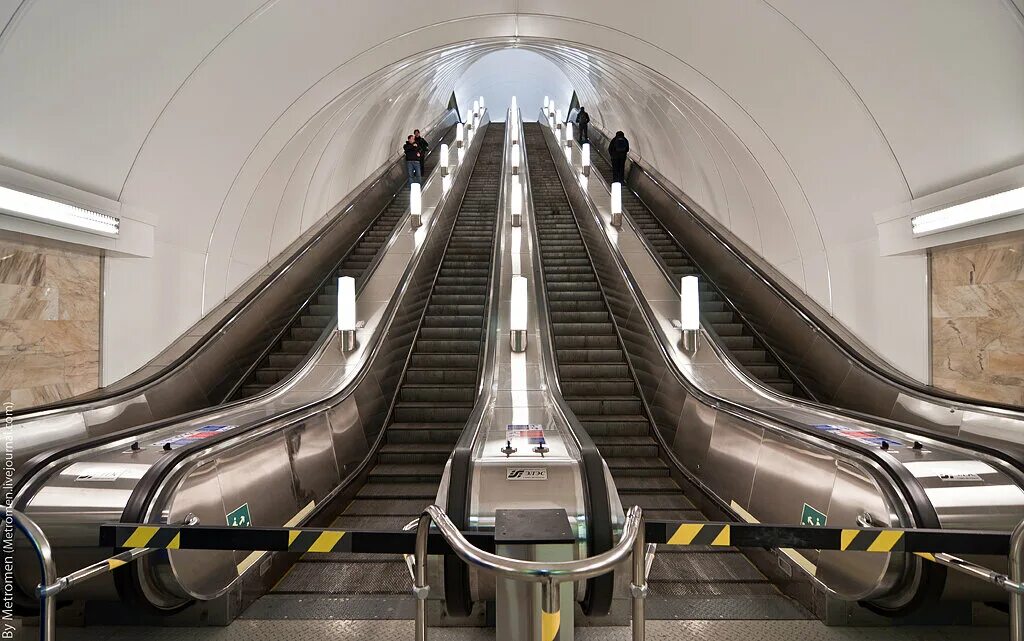 Эскалатор в метро спб. Метро Адмиралтейская Санкт-Петербург эскалатор. Адмиралтейская станция метро эскалатор. Метро СПБ эскалатор Адмиралтейская. Эскалаторы Петербургского метрополитена.