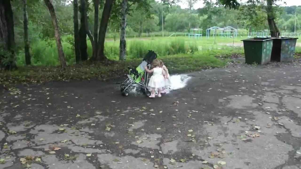 Мальчик и девочка в луже. Любимая лужа малыш. Любимая лужа. Красивая лужа. Отражение дерева в луже.