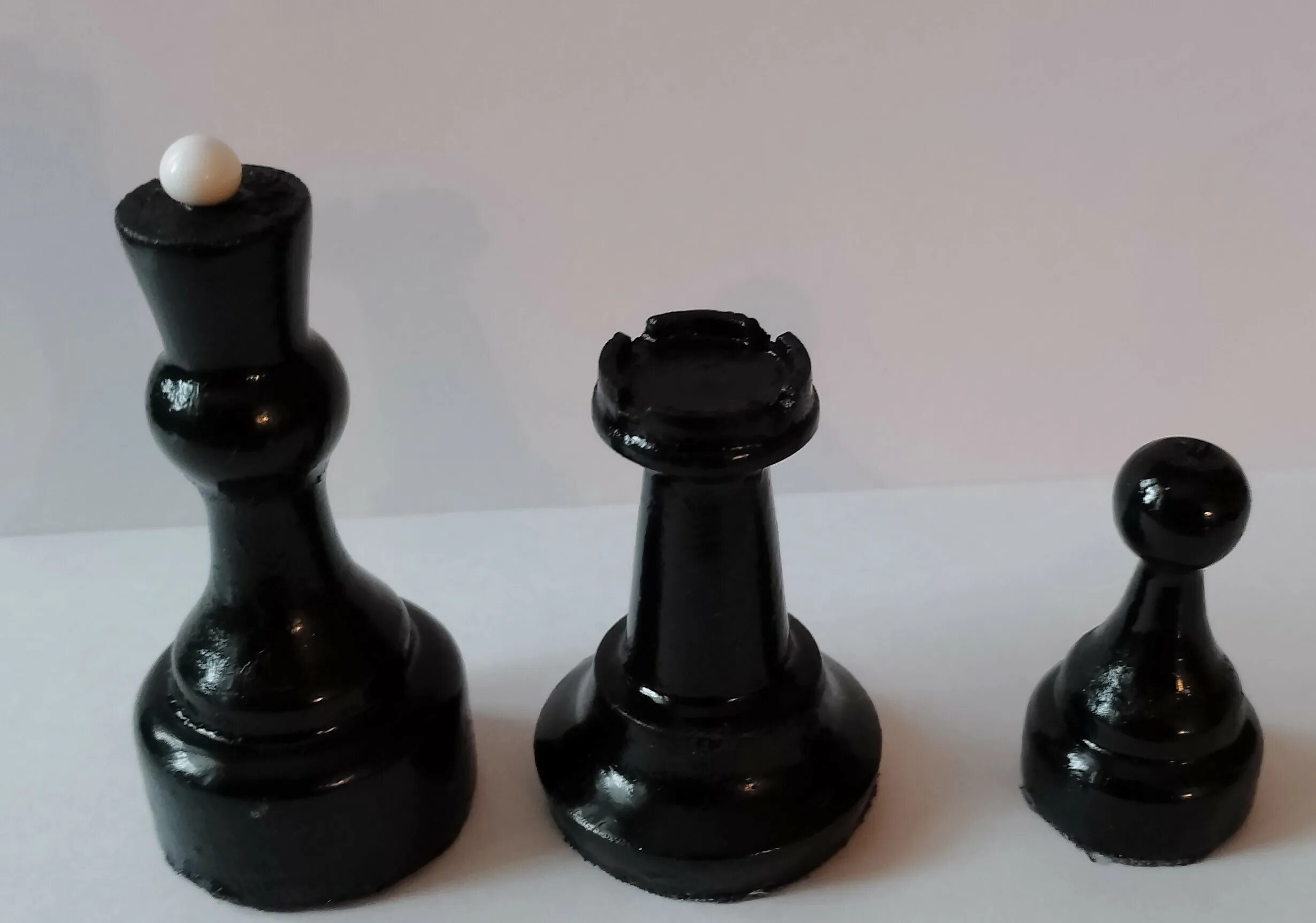 шахматные фигуры. резьба по дереву шахматные фигуры. шахматы выточить. шахматные фигуры на токарном станке. шахматные фигуры из дерева.