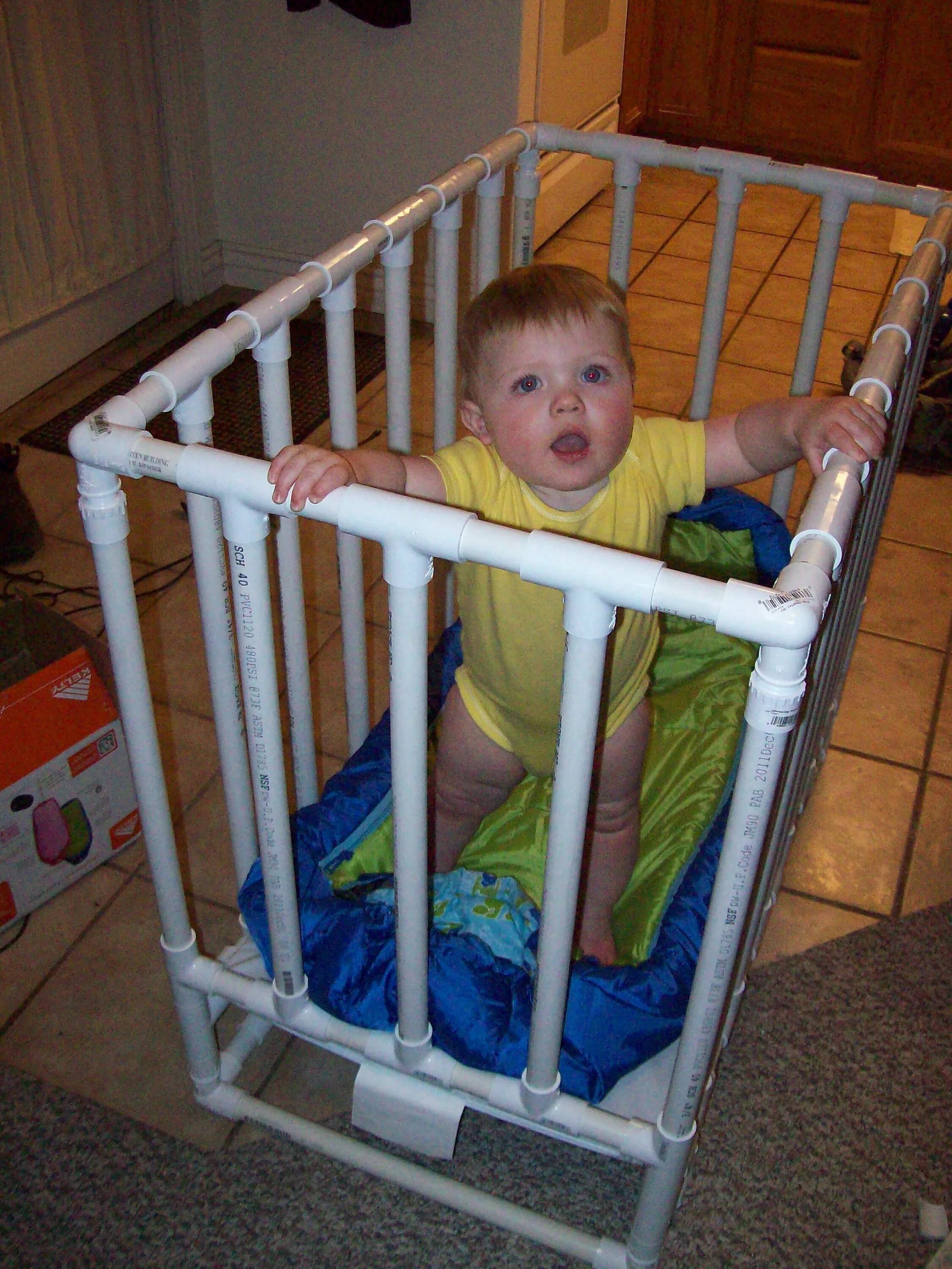 Детские из полипропилена. Кроватка из полипропиленовых труб. Из пластиковых труб для детского сада. Качель детская из полипропилена. Детский манеж из полипропиленовых труб.