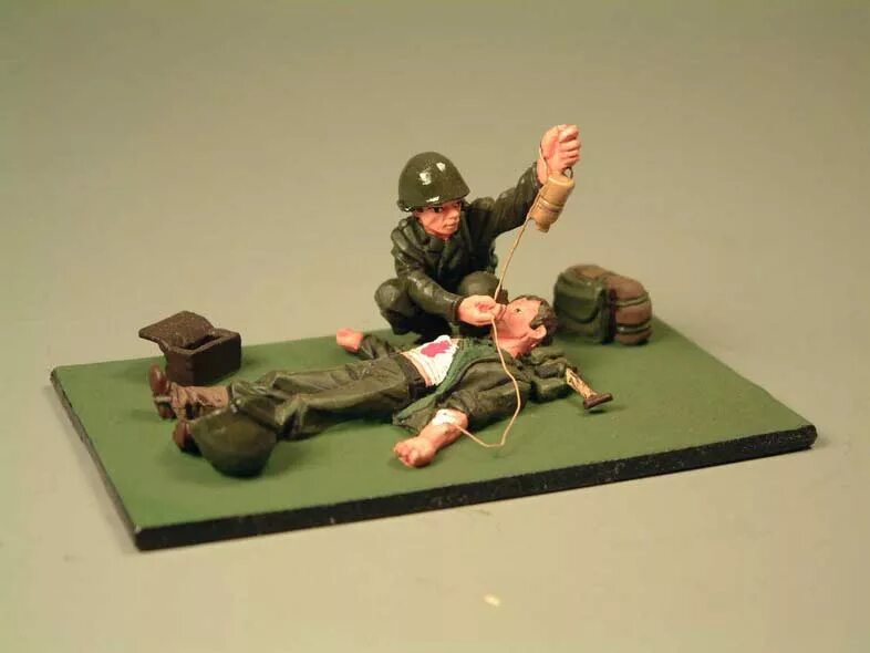 Спящий на спине человек. Поза солдатика во сне. Лежачие солдатики. Лежит солдатиком. Лежит солдатиком.