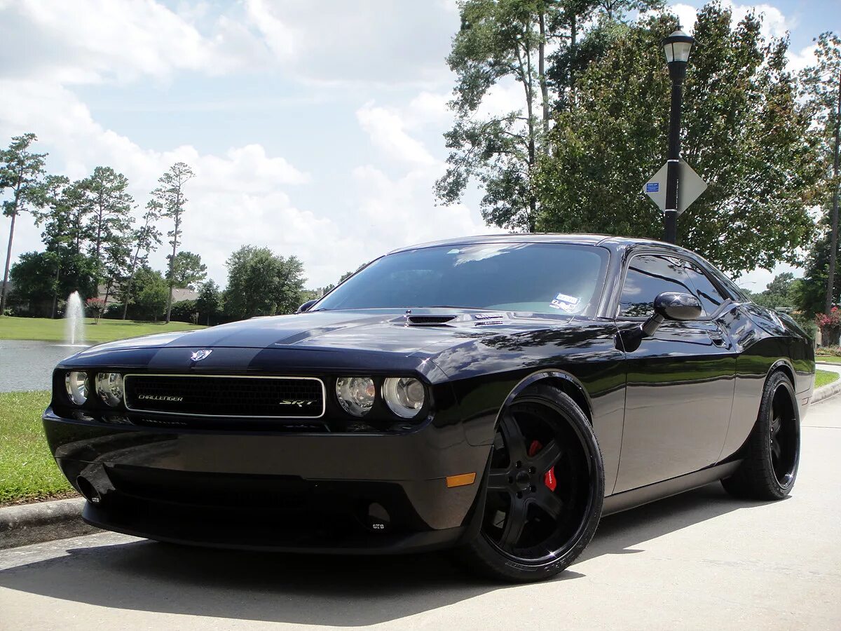 Дочь челленджер. Dodge Challenger srt8. Dodge Challenger 2008 Black. Додж Челленджер СРТ 8 черный. Dodge Challenger srt8 Black.