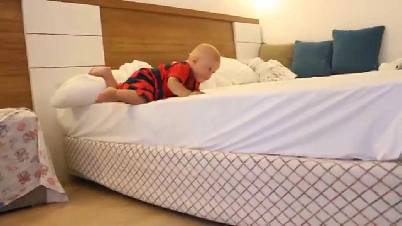 Грудничок упал с кровати. Чтобы ребенок не упал с кровати.