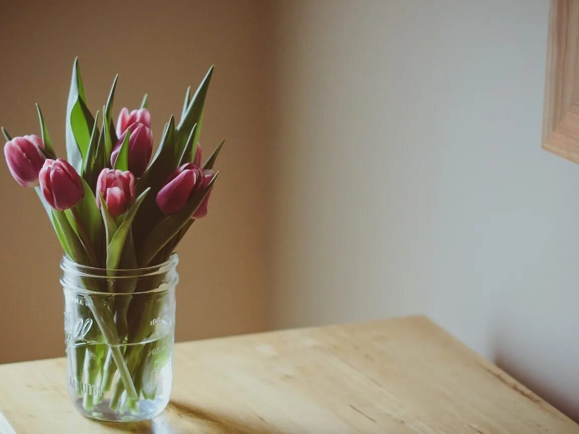 Тюльпаны в вазе. Букет тюльпанов в вазе. Красивые тюльпаны в вазе. Букет тюльпанов в вазе на столе.