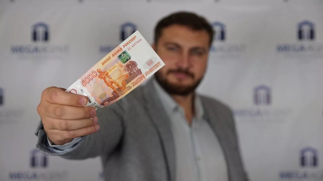 Выиграть 5000 рублей. Держит 5000 рублей. Выиграл с 5000. Мужчина с рублями. Людей держал 5000 рубля.