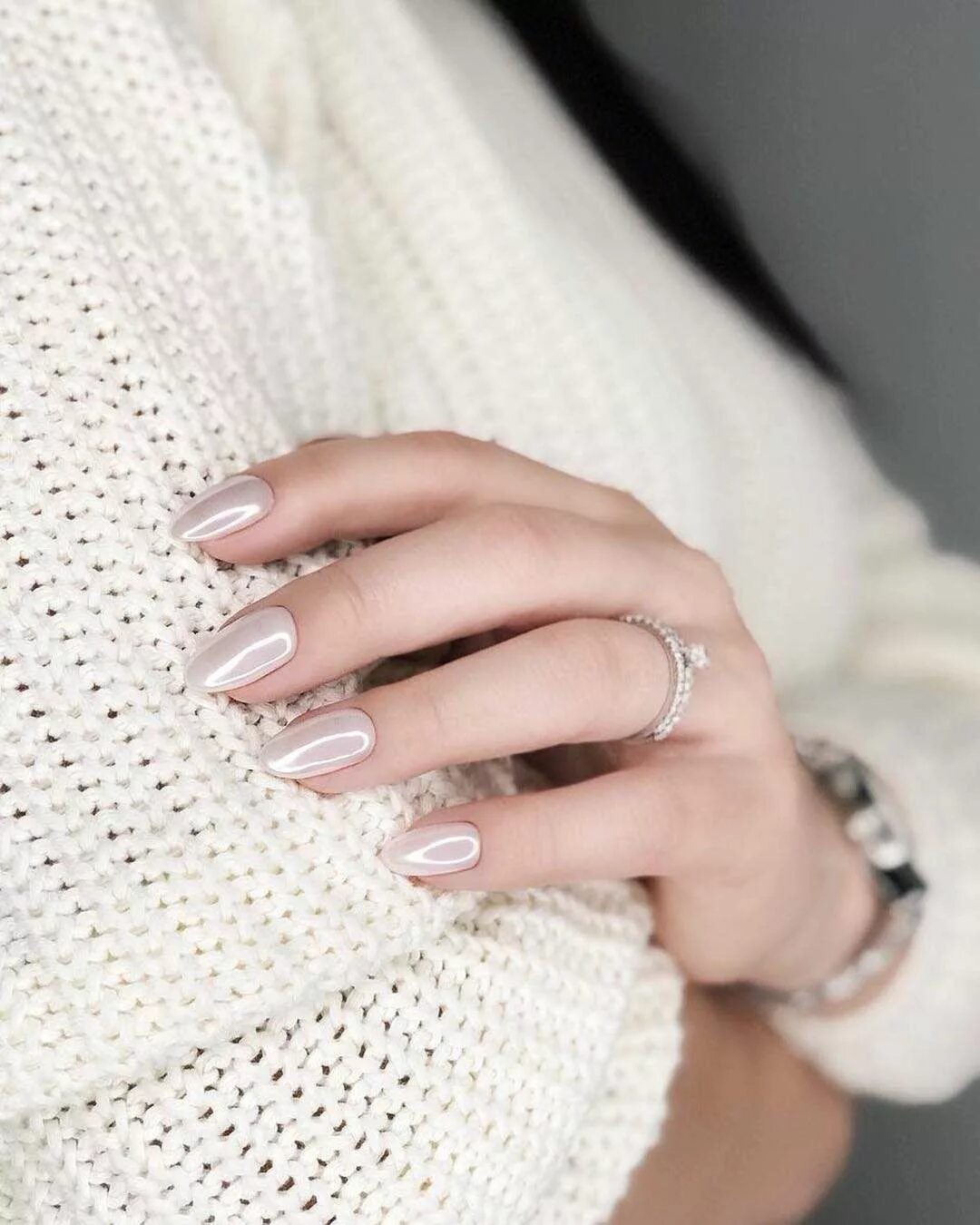 Идеи маникюра. Маникюр универсальный под любую одежду. Маникюр под красное вечернее платье. Стильный маникюр. Маникюр который подойдет под любую одежду.