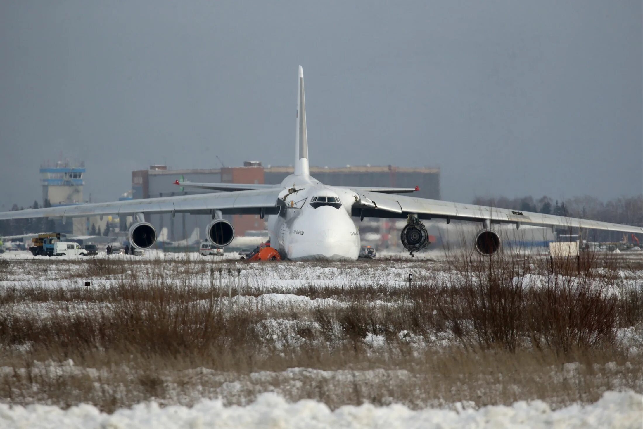 Самолет в дом в новосибирске. АН 124 Толмачево. АН-124 шасси. Авария АН 124 В Толмачево.