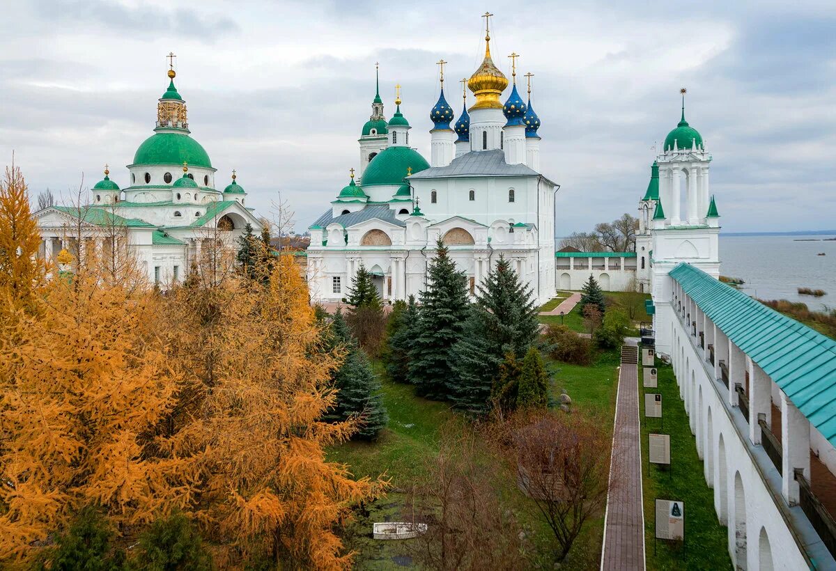 Монастырь на левом берегу. Ростов Великий монастырь. Ростов Великий церкви. Ростов Великий осенью. Пушгоры Ростов Великий.