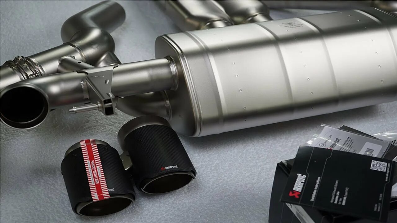 Выхлоп титана кроссворд 7. Akrapovic выхлоп BMW m5. М5 ф90 выхлоп Акрапович. BMW m5 f90 выхлоп. Титановый выхлоп Akrapovic.