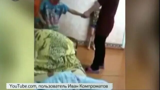 Издевается над младшим
