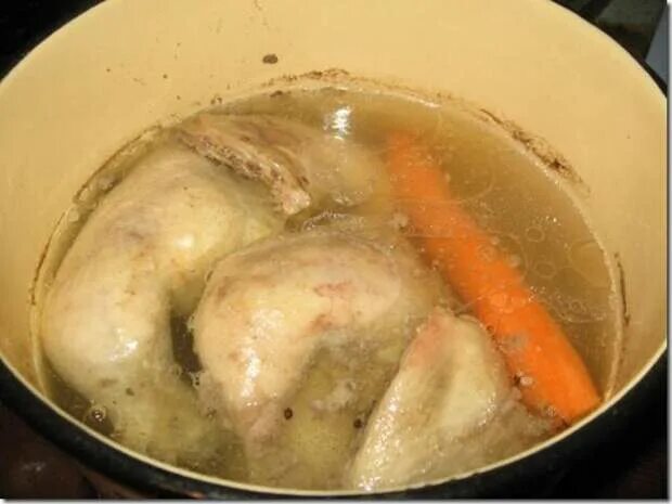 Сколько варить филе для супа. Куриные ножки в кастрюле. Бульон с куриными ногами. Курици долго варится.