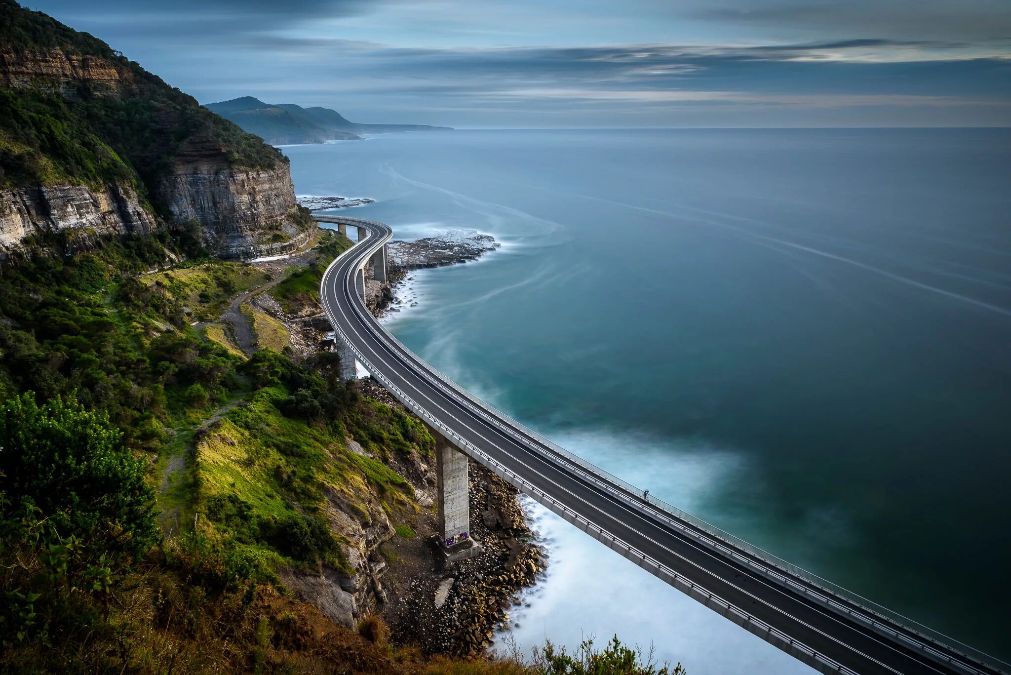 Береговой путь. Sea Cliff Bridge Вуллонгонг. Дорога у моря. Дорога вдоль моря. Красивые дороги.