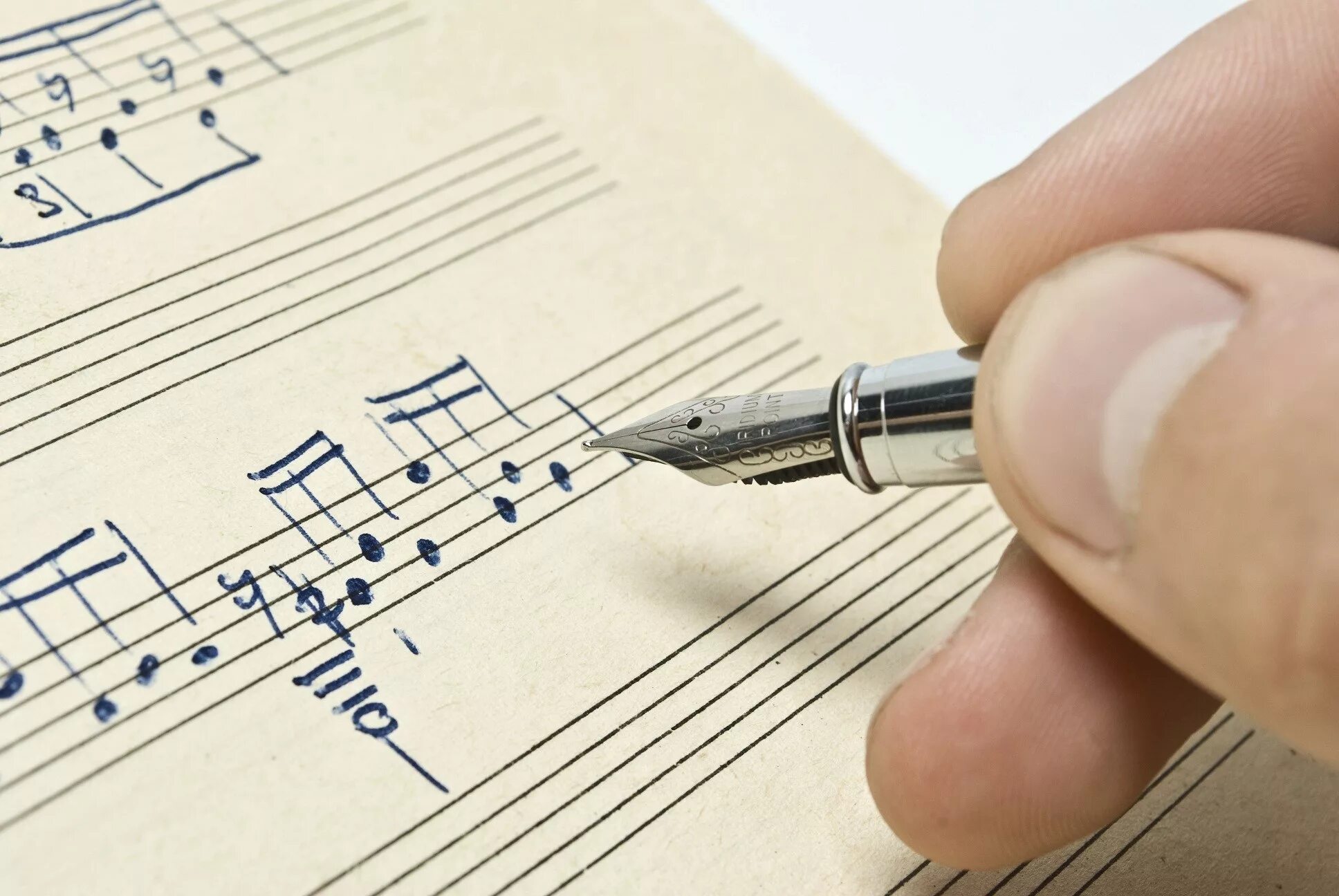 Знак которым записывают музыку. Написание музыки. Ноты писать. Композитор сочиняет. Сочинять музыку.