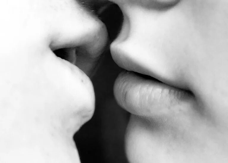 Дай поцелую губы. Поцелуй. Поцелуй в губы. Целующие губы. Нежный поцелуй в губы.
