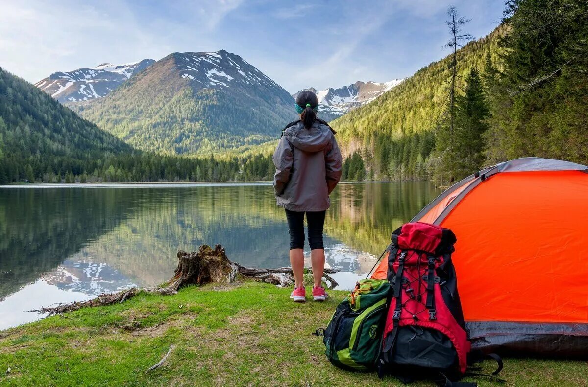 Поход с палатками. Палатка для похода в горы. Туризм с палатками. Палатка на природе.