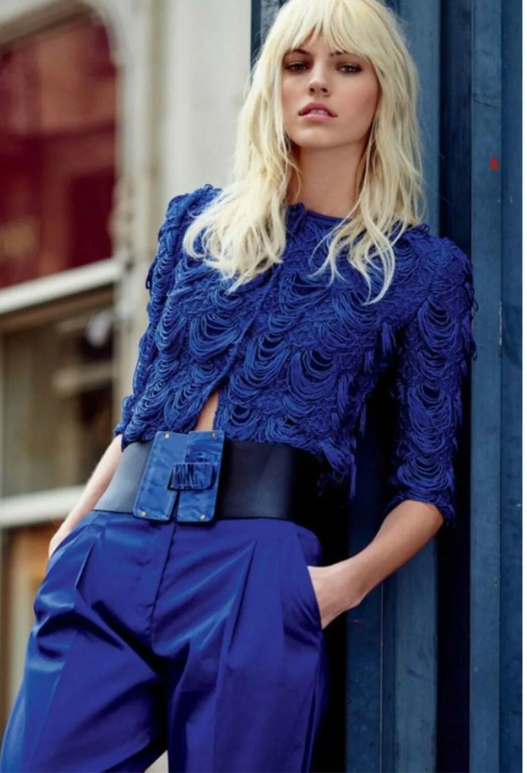 голубой цвет одежды блондинкам. блондинка в белом пальто. девушка в голубом платье. стильная одежда для девушек. голубой цвет одежды блондинкам.