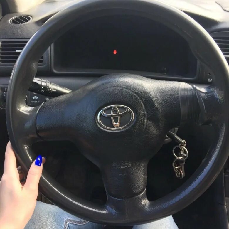 женская рука на руле машины. девушка за рулем bmw. женская рука на руле машины. девушка за рулем. девушка ща пцдем фольц.