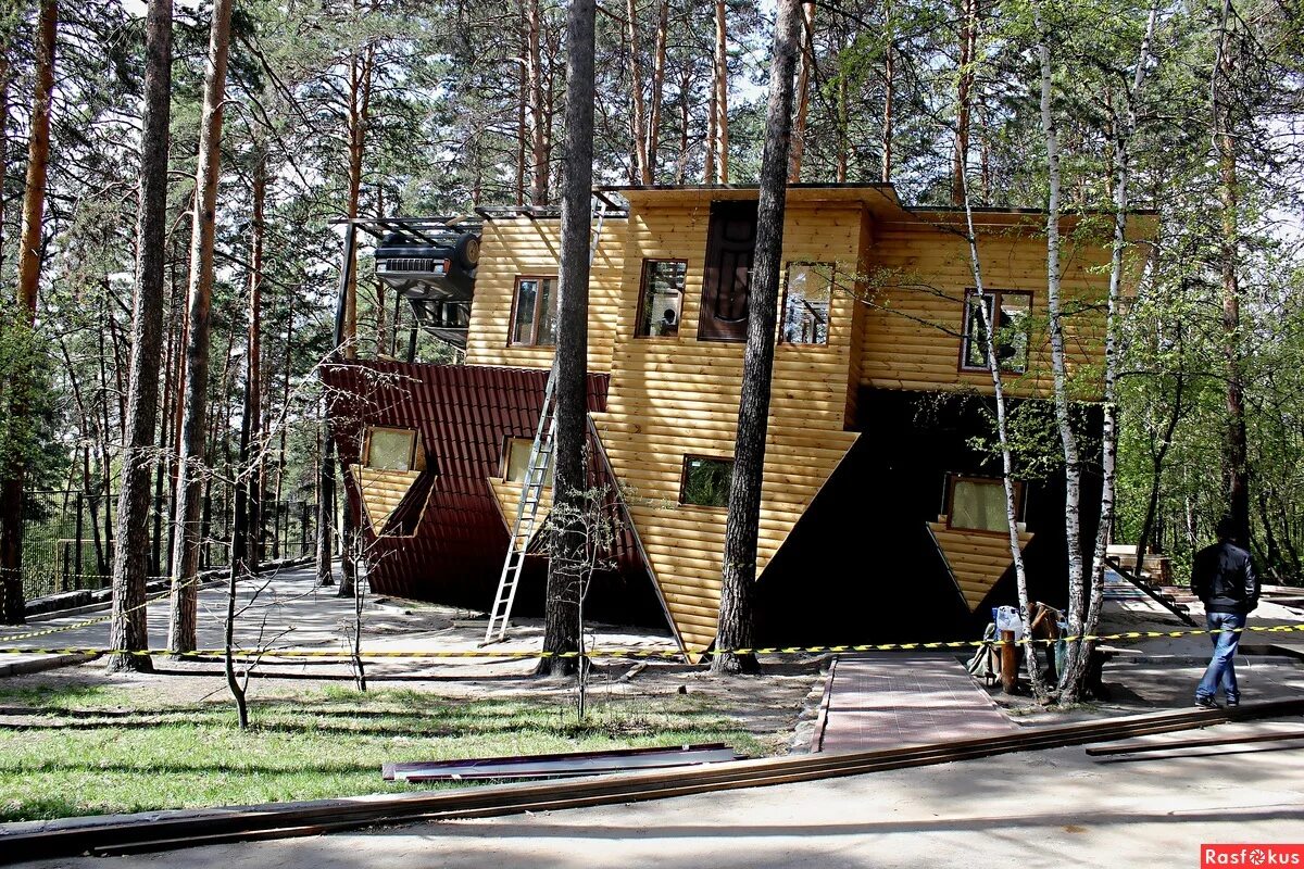 Новосибирск зоопарк дома. Новосибирский зоопарк имени р. Зоопарк новосибирск дом перевертыш. Новосибирск улица тимирязева 71/1 новосибирский зоопарк кассы. Перевернутый дом в зоопарке.