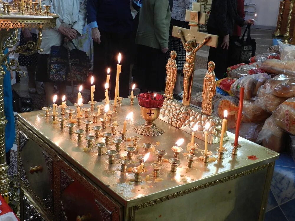 на столе поставлю свечку. на столе поставлю свечку. церковные свечи в храме.