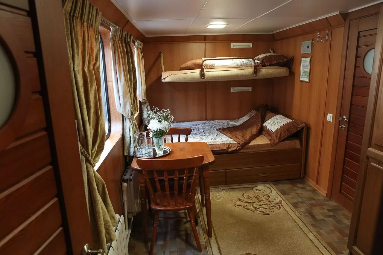 Msc lirica 4 каюты с окном. Каюта картинка. Академик шокальский каюты. Каюта корабля. Корабельная каюта.