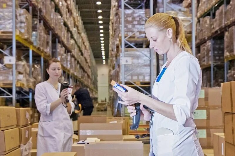 аптекарь мужчина. дистрибьюторы препаратов. склад медикаментов. крупнейшие дистрибьюторы россии. оптовый аптечный склад.