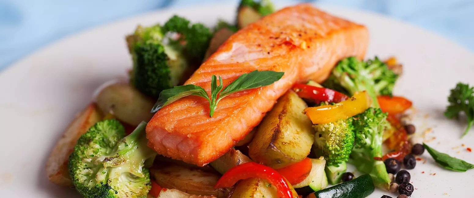 Простые рецепты рыбы с овощами. Гарнир к рыбе жареной. Лосось с овощами. Гарнир к стейку из семги. Гарнир к рыбе запеченной.