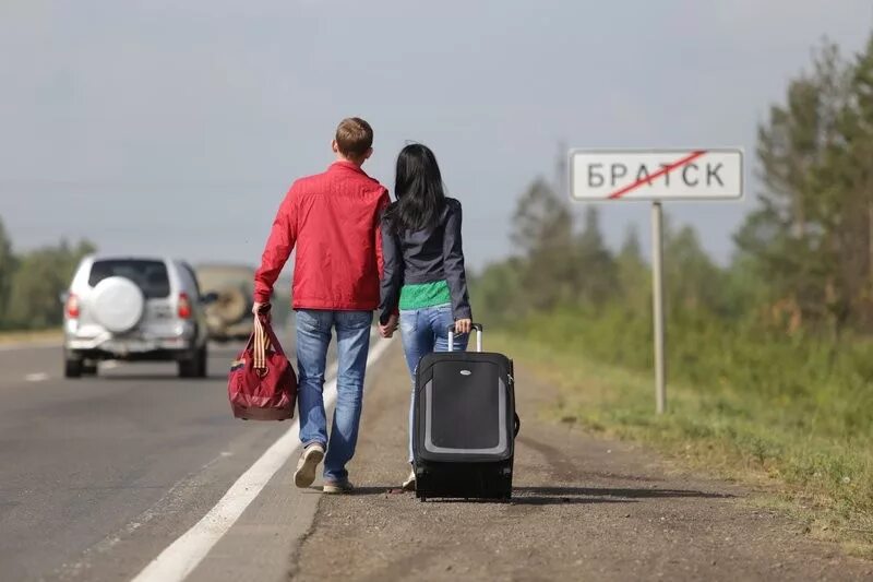 Население будет не нужно. Люди уезжают из города. Миграция молодёжи в города. Молодежь уезжает из России. Молодежь уезжает из деревень.