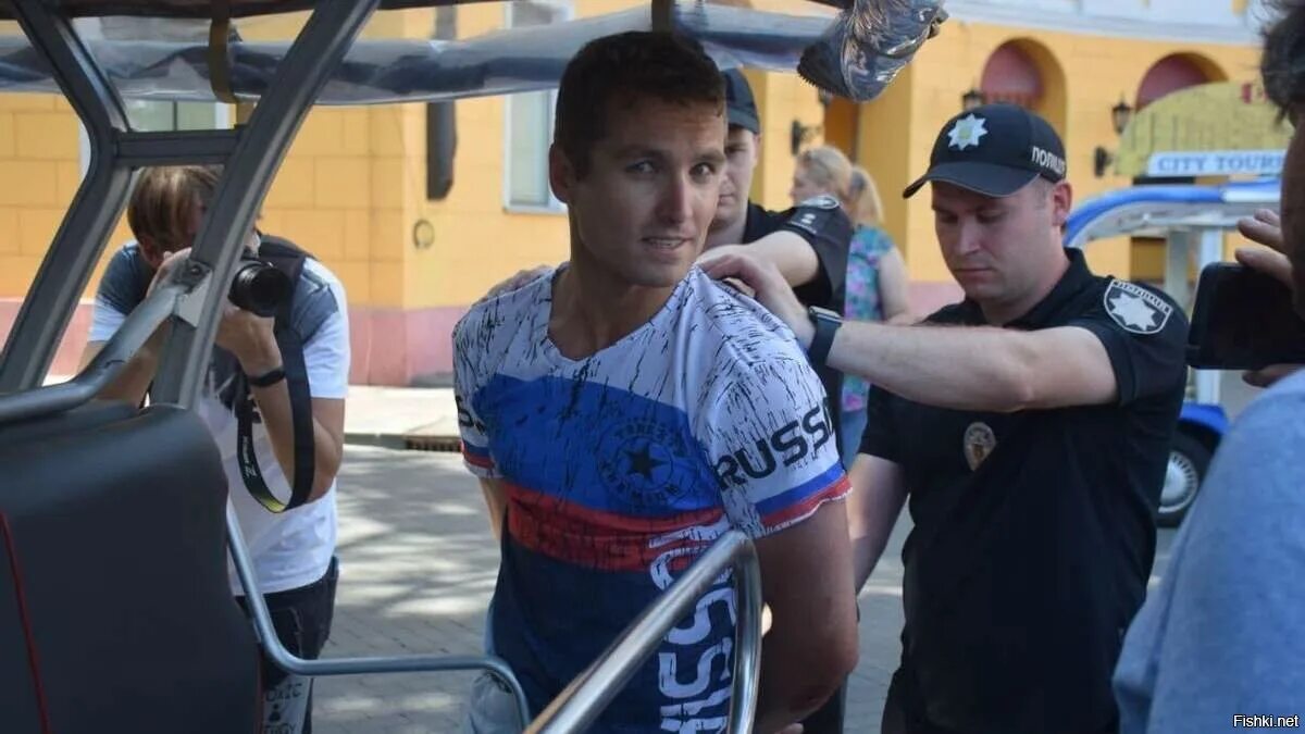 Видео в одессе женщина с российским флагом. Платье цвета российского флага. Видео в одессе женщина с российским флагом. Видео в одессе женщина с российским флагом. Российский флаг в одессе.