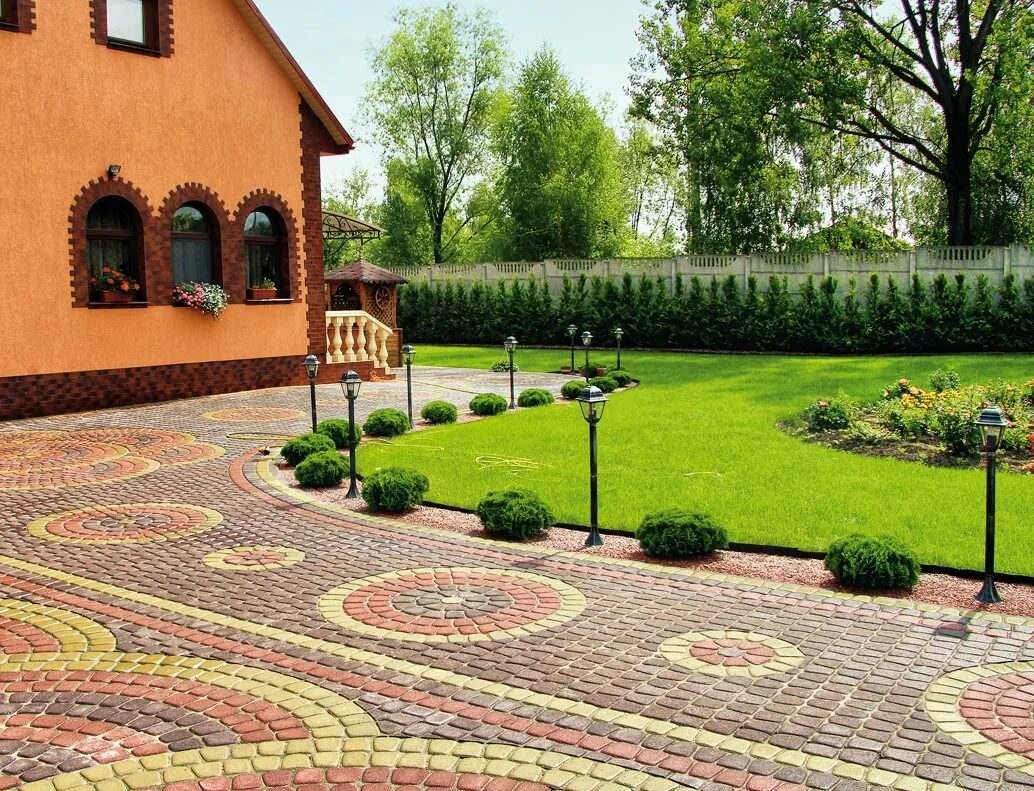 Плитка которой выложена площадка и дорожки. Римский брук тротуарная плитка. благоустройство территории trotuarnaya plitka. брусчатка антик. тротуарная плитка антик.