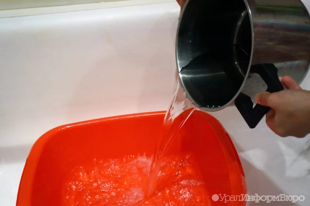 Вода для ресторанов в стекле. Наливает воду из бутылки. Воду наливать ковшом. Рука выливает воду. Кастрюля на огне.