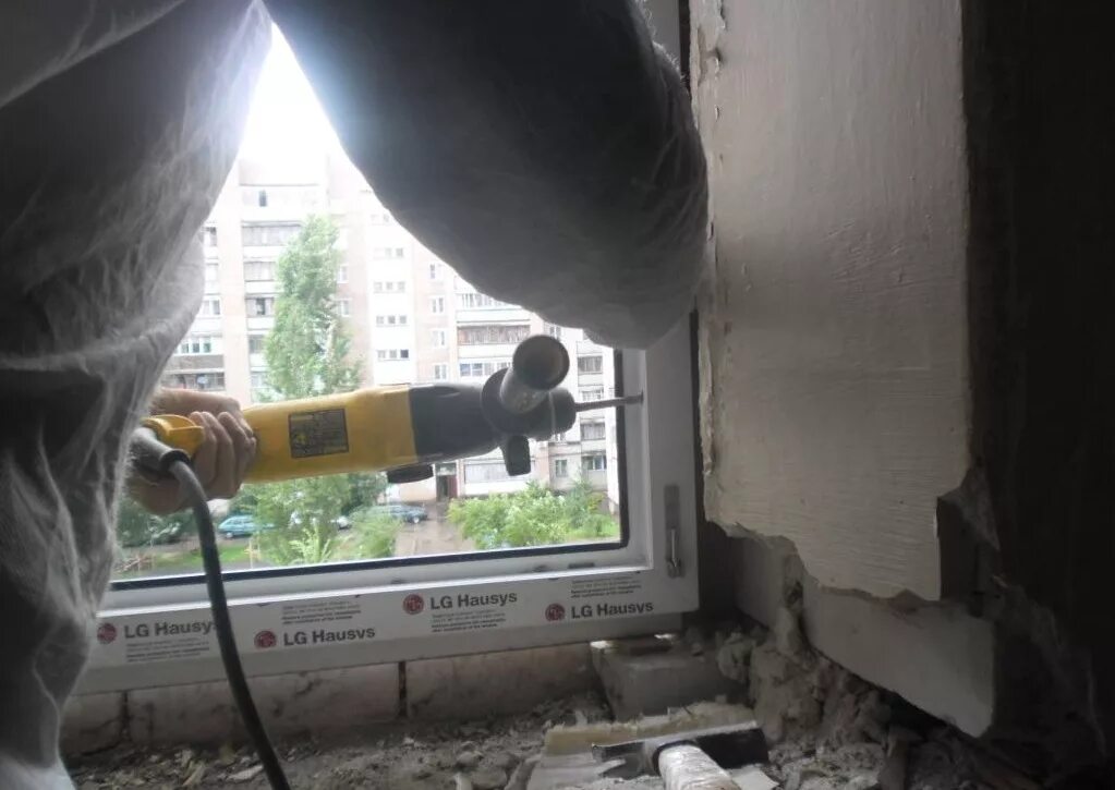 Видео инструкция установки пластиковых окон. Монтаж окна снизу. Демонтаж окон. Демонтаж пластиковых окон. Демонтаж подоконника.