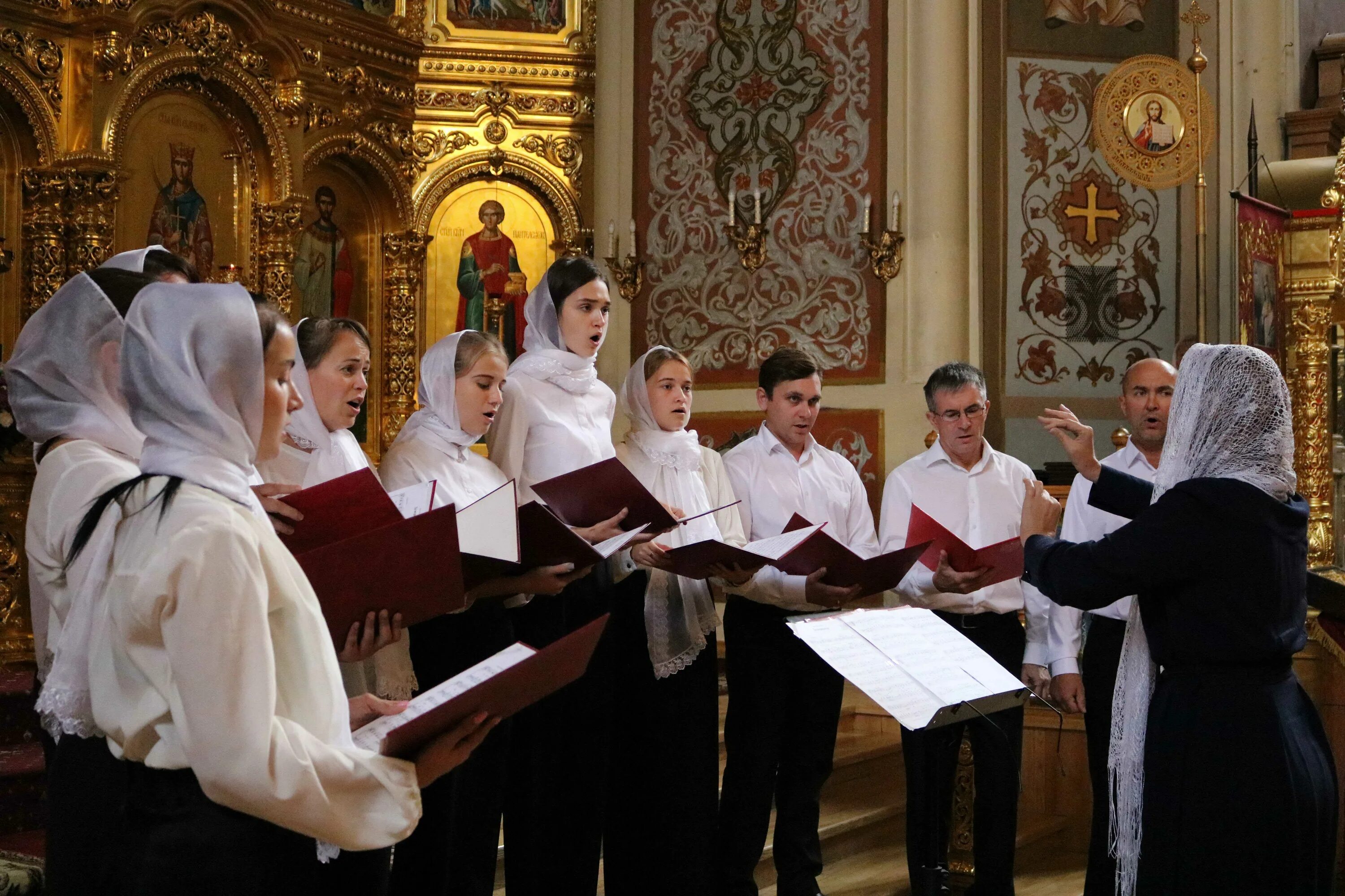 Многоголосное пение в сопровождении оркестра. Клирос в православном храме. Хор на клиросе в храме. Хор Сретенского монастыря певчие. Регент церковного хора в храме Василия Великого Омск.