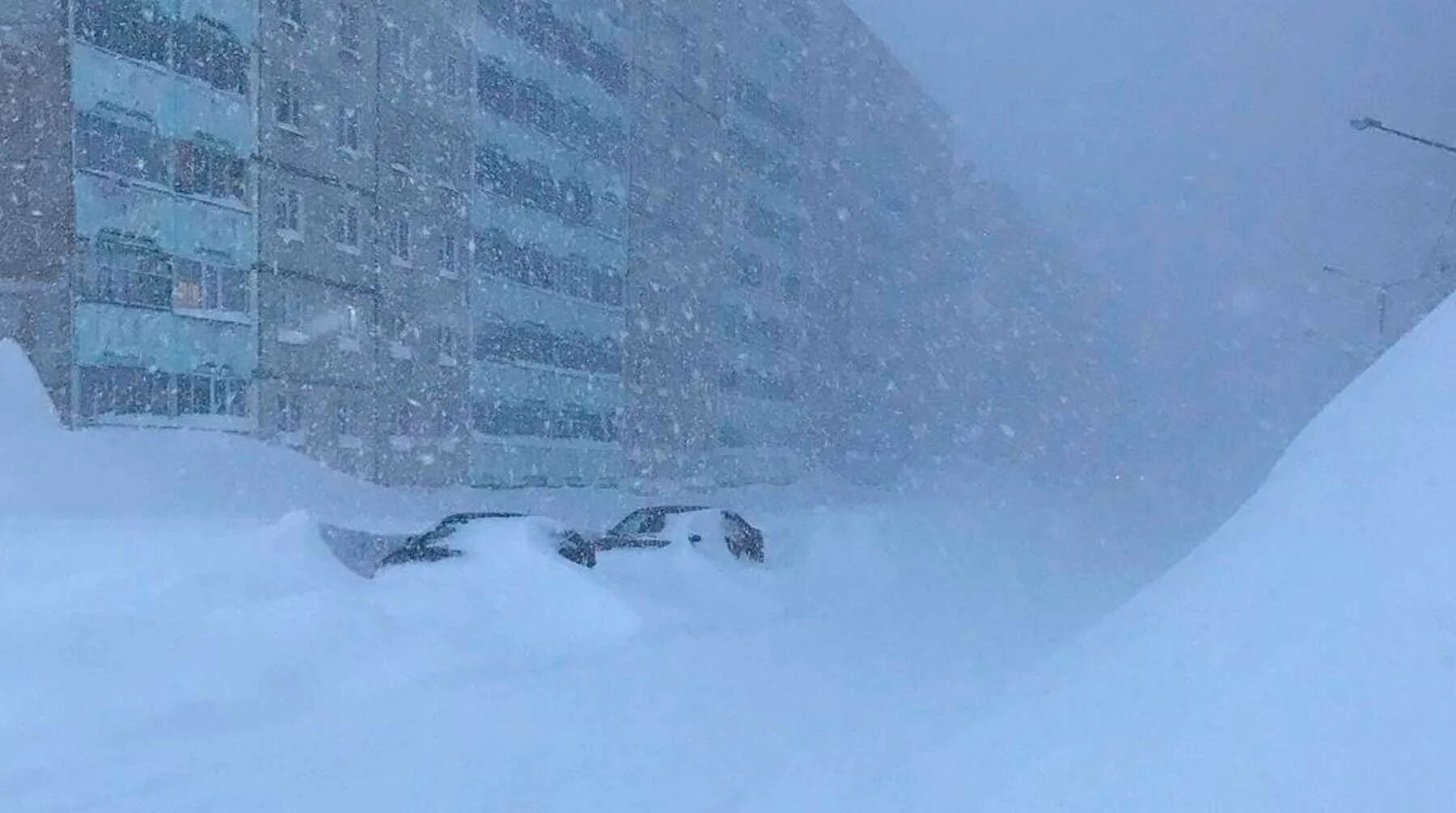 Снег выпавший ночью и еще не изборожденный. Норильск завалило снегом 2020. Сугробы в Норильске 2021. Норильск фото сейчас 2023. Норильск Пурга сугробы.